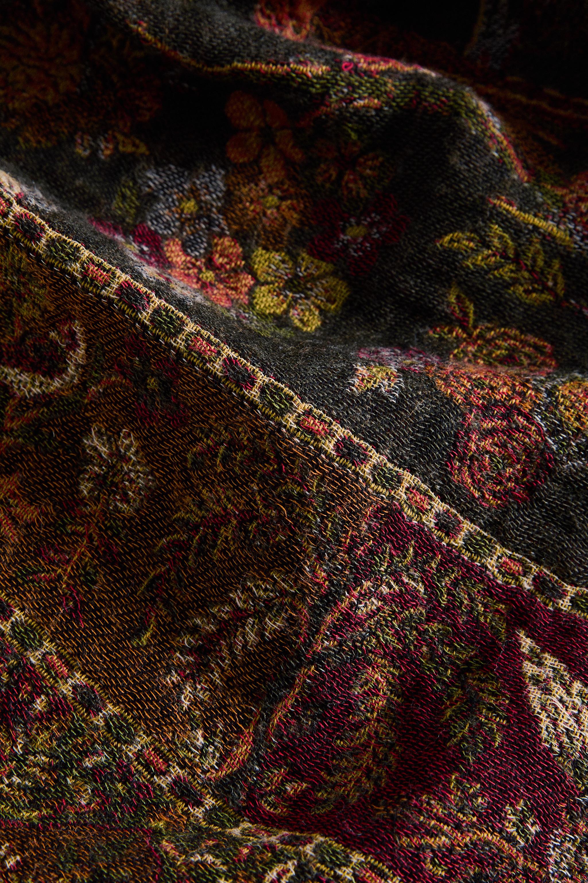 FLORAL JACQUARD BLANKET